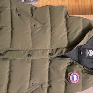 Canada Goose vest barely worn!
